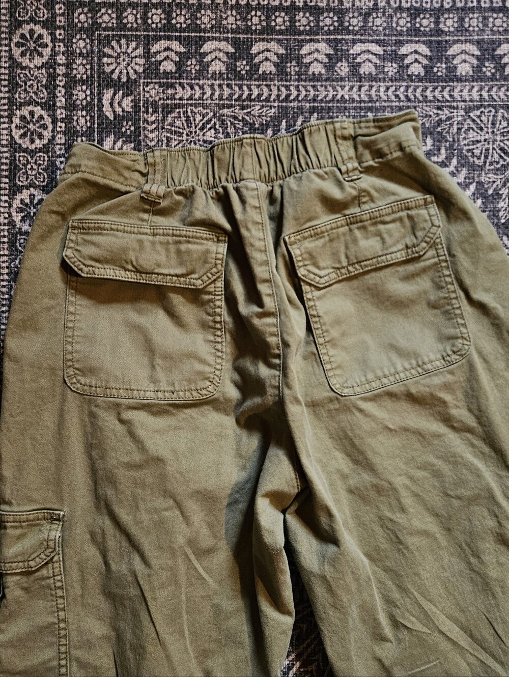 Old Navy Olive Green Cargo Crop Pants - Picture 6 of 7